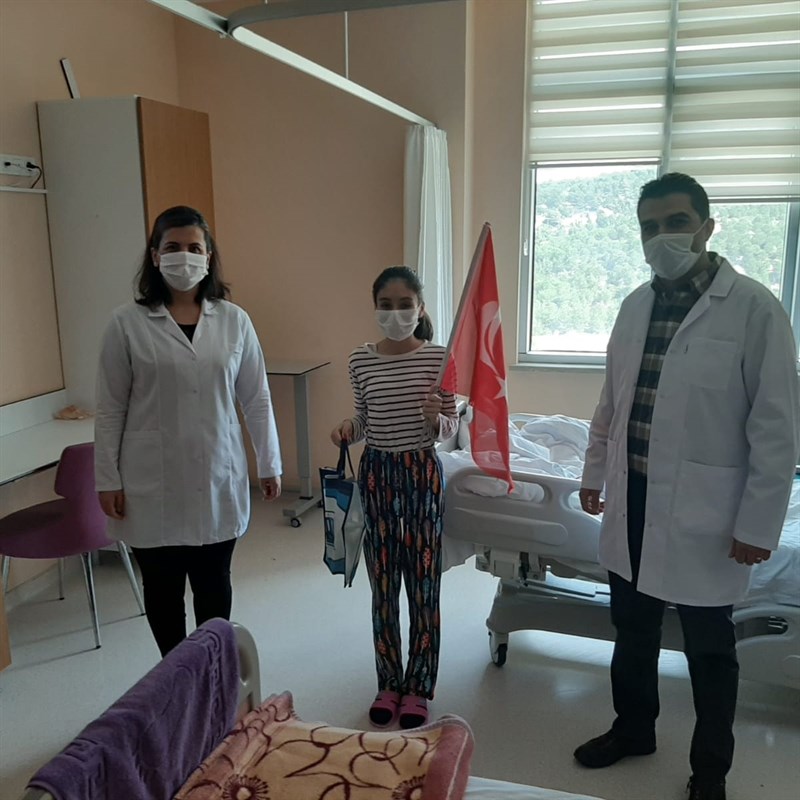 canakkale valiligi hastanelerdeki cocuklarin 23 nisan sevincine ortak oldu
