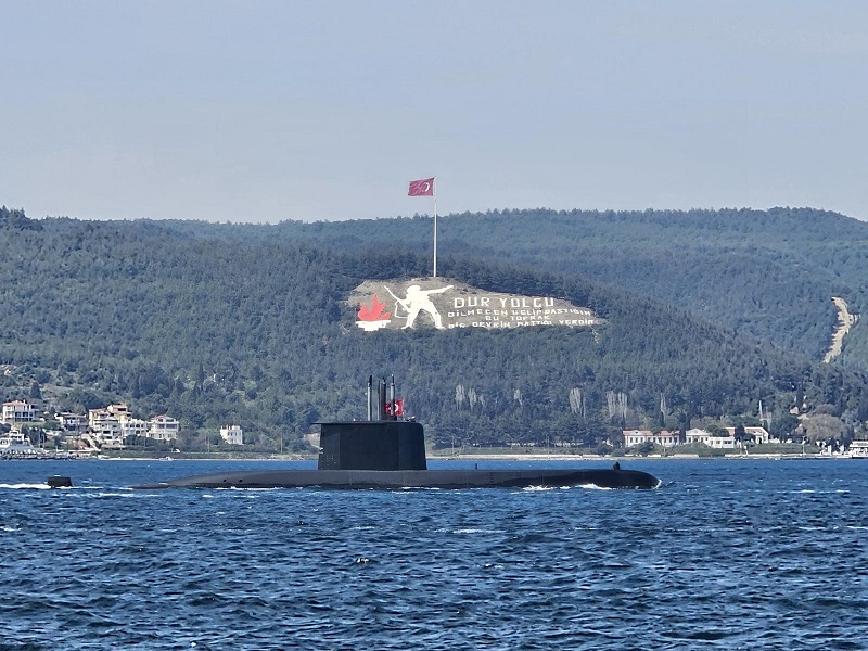 Şehitlerimiz İçin 12 Denizaltı İle Çanakkale Boğazı'nda Geçit Töreni Düzenlendi